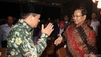 Prabowo hadir di lokasi acara yaitu, ruang Pustakaloka Gedung Nusantara IV DPR RI, Senayan, Jakarta, Kamis (26/5/2016) pada pukul 20.20 WIB dan disambut Ketua DPR Ade Komarudin.