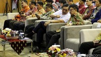 Mendagri Tjahjo Kumolo berbincang dengan Menko Polhukam Luhut Pandjaitan disela-sela acara pembekalan kepala daerah tersebut.