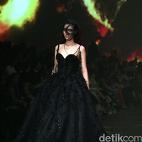 Tek Saverio mengangkat tema Absolutex di peragaan solo pertamanya yang bertempat di Hotel Raffles. Jakarta. [Foto: Mohammad/Wolipop]