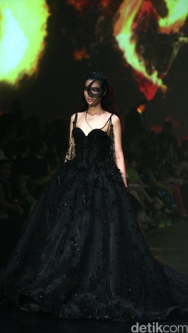 Tek Saverio mengangkat tema Absolutex di peragaan solo pertamanya yang bertempat di Hotel Raffles. Jakarta. [Foto: Mohammad/Wolipop]