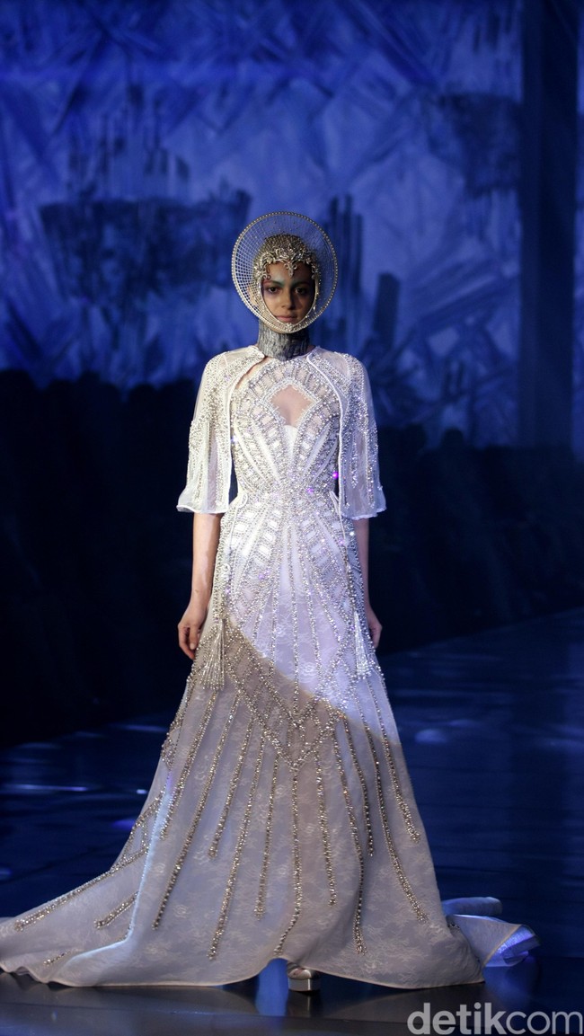 Tek Saverio mengangkat tema Absolutex di peragaan solo pertamanya yang bertempat di Hotel Raffles. Jakarta. [Foto: Mohammad/Wolipop]