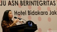 Puan menyampaikan pentingnya revolusi mental untuk aparatur sipil negara guna meningkatkan kualitas dan kemampuan kinerja pegawai negeri.