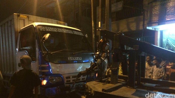 Mobil Boks dan Motor di Condet Berhasil Dievakuasi, Lalin Kembali Dibuka