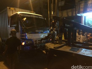 Mobil Boks dan Motor di Condet Berhasil Dievakuasi, Lalin Kembali Dibuka