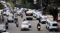 Deretan Mikrolet 44 menunggu penumpang di jalur ngetem.