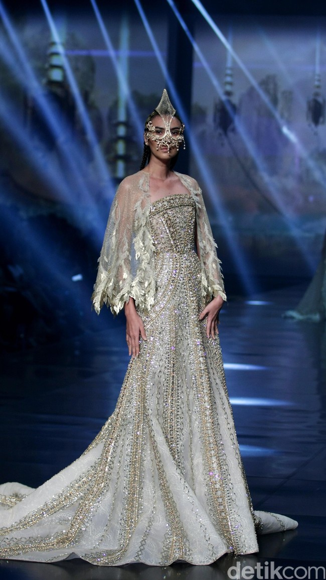 Tek Saverio mengangkat tema Absolutex di peragaan solo pertamanya yang bertempat di Hotel Raffles. Jakarta. [Foto: Mohammad/Wolipop]