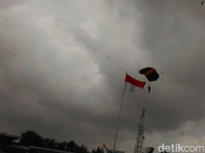 Aksi Terjun Payung Meriahkan Penutupan KKN Taruna Akpol, Akmil dan IPDN di Babel