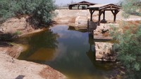 Lokasi situs pembaptisan Yesus tersebut berada di sisi sungai Yordania, tepatnya di wilayah tepi timur sungai. Posisinya tak jauh dari Laut Mati, hanya berjarak 9 kilometer saja. Dari ibu kota Amman, Anda bisa menempuh perjalanan sekitar 2 jam menuju titik bersejarah tersebut (Madin/detikTravel)