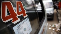Mikrolet 44 menunggu penumpang di jalur ngetem di Jalan Abdullah Syafii.