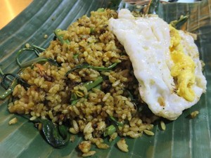 Sedap Mengenyangkan, Nasi Goreng Kaki Lima yang Enak dan Murah Ada di Sini