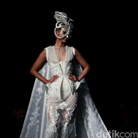 Tek Saverio mengangkat tema Absolutex di peragaan solo pertamanya yang bertempat di Hotel Raffles. Jakarta. [Foto: Mohammad/Wolipop]