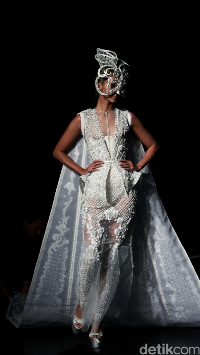 Tek Saverio mengangkat tema Absolutex di peragaan solo pertamanya yang bertempat di Hotel Raffles. Jakarta. [Foto: Mohammad/Wolipop]
