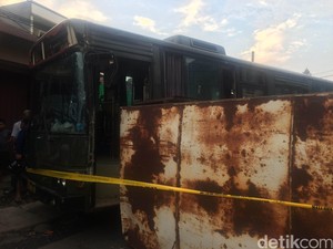 Saksi: Mobil Boks Sedang Parkir Ditabrak Bus Rindam Jaya