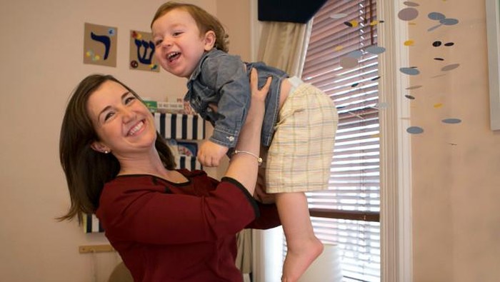 Simbol Cinta dari Ibu ke Anak, ASI Disulap Jadi Perhiasan