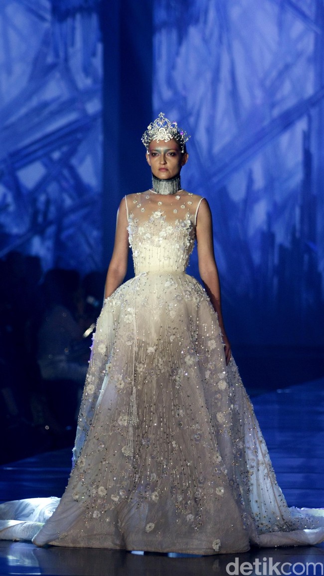 Tek Saverio mengangkat tema Absolutex di peragaan solo pertamanya yang bertempat di Hotel Raffles. Jakarta. [Foto: Mohammad/Wolipop]