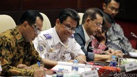 Rapat dihadiri oleh Dirjen Perhubungan Udara Kemenhub Surprasetyo, Direktur Umum Lion Air Group Edward Sirait, Presiden Direktur AirAsia Indonesia Sunu Widyatmoko, Direktur Utama PT Angkasa Pura II Budi Karya Sumadi, dan lain-lain.