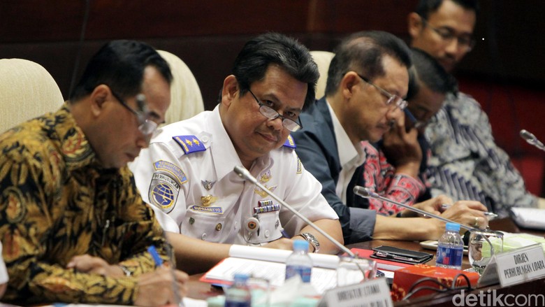 Muncul Petisi Turunkan Harga Tiket Pesawat, Komisi V Minta Menhub Bertindak Muncul Petisi Turunkan Harga Tiket Pesawat, Komisi V Minta Menhub Bertindak