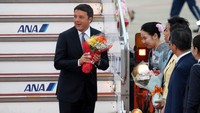 Perdana Menteri Matteo Renzi mendapat bunga saat tiba di Bandara Internasional Chubu Centrair di Tokoname, Jepang.