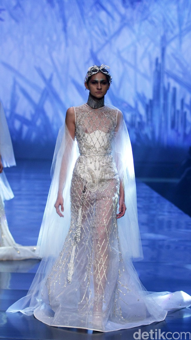 Tek Saverio mengangkat tema Absolutex di peragaan solo pertamanya yang bertempat di Hotel Raffles. Jakarta. [Foto: Mohammad/Wolipop]