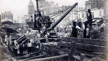 Suasana saat kontruksi Metropolitan District Railway di tahun 1867. Tube sendiri pertama kali dibuka tahun 1963 dan terus diperpanjang jangkauannya. Foto: Museum of London