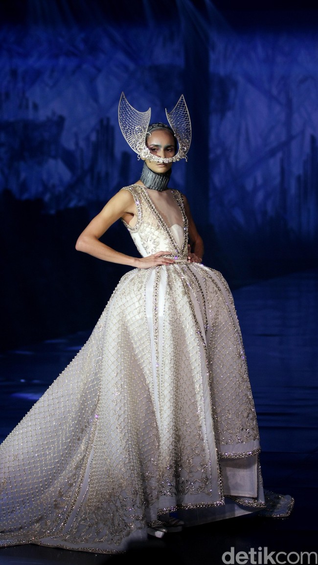 Tek Saverio mengangkat tema Absolutex di peragaan solo pertamanya yang bertempat di Hotel Raffles. Jakarta. [Foto: Mohammad/Wolipop]