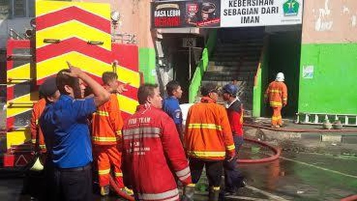 Empat Jam Berlalu, Petugas PMK Masih Melakukan Pembasahan Kebakaran Pasar Besar