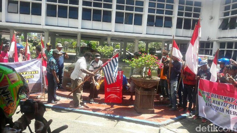 Ratusan Warga Papua Bakar Bendera Bintang Kejora: Stop Bicara Referendum! Ratusan Warga Papua Bakar Bendera Bintang Kejora: Stop Bicara Referendum!