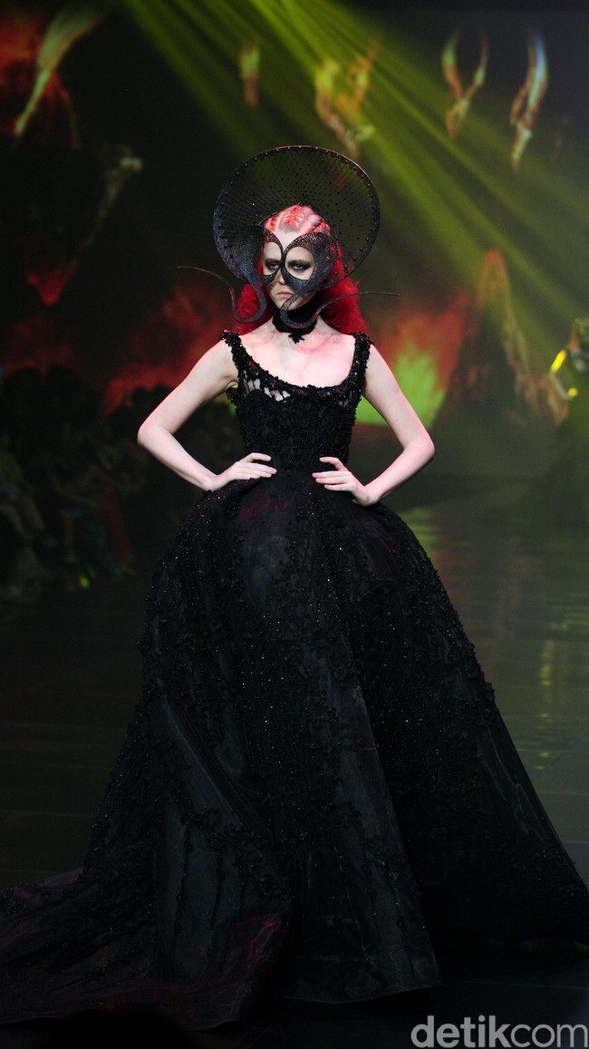 Tek Saverio mengangkat tema Absolutex di peragaan solo pertamanya yang bertempat di Hotel Raffles. Jakarta. [Foto: Mohammad/Wolipop]