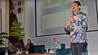 Raja Sapta Oktohari memberikan semangat kepada para mahasiswa yang ingin menjadi pengusaha dan mengajak kerjasama yang memiliki usaha.