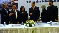 Afifuddin Suhaeli Direktur PT Bukaka Teknik Utama, Marulam Sitohang Direktur, Saptiastuti Hapsari Direktur, Irsal Kamarudin Direktur Utama, Sofiah Balfas Direktur, Seconds Ratzarwin Direktur, Teguh Wicaksana Sari Direktur PT Bukaka Teknik Utama berbincang usai Rapat Umum Pemegang Saham Tahunan di Jakarta, Kamis (26/5/2016).