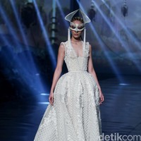 Tek Saverio mengangkat tema Absolutex di peragaan solo pertamanya yang bertempat di Hotel Raffles. Jakarta. [Foto: Mohammad/Wolipop]