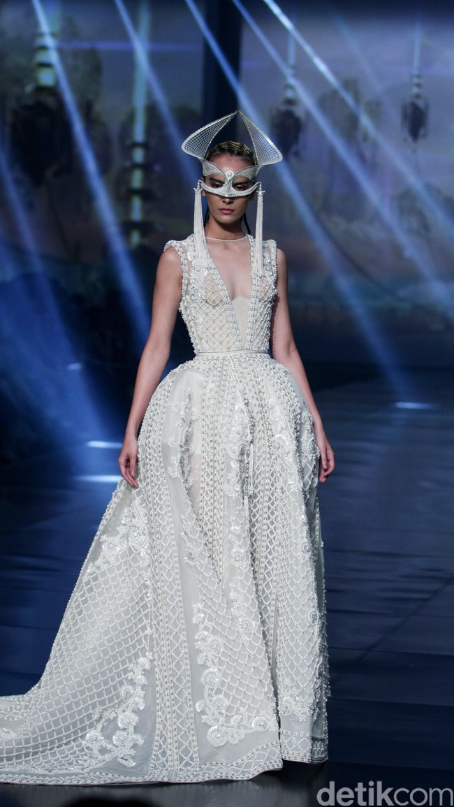 Tek Saverio mengangkat tema Absolutex di peragaan solo pertamanya yang bertempat di Hotel Raffles. Jakarta. [Foto: Mohammad/Wolipop]