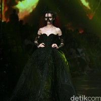 Tek Saverio mengangkat tema Absolutex di peragaan solo pertamanya yang bertempat di Hotel Raffles. Jakarta. [Foto: Mohammad/Wolipop]