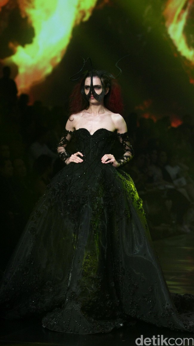 Tek Saverio mengangkat tema Absolutex di peragaan solo pertamanya yang bertempat di Hotel Raffles. Jakarta. [Foto: Mohammad/Wolipop]