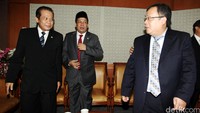 Wakil Ketua DPR Taufik Kurniawan berbincang dengan Menkeu Bambang Brodjonegoro sebelum rapat.