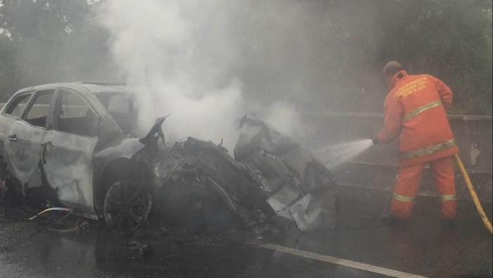 Mobil yang Terbakar di Tol Cakung Sempat Tabrak Truk Trailer