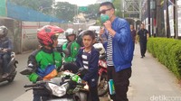 Ia mengaku sedang tidak membawa mobil, sehingga menggunakan jasa ojek.