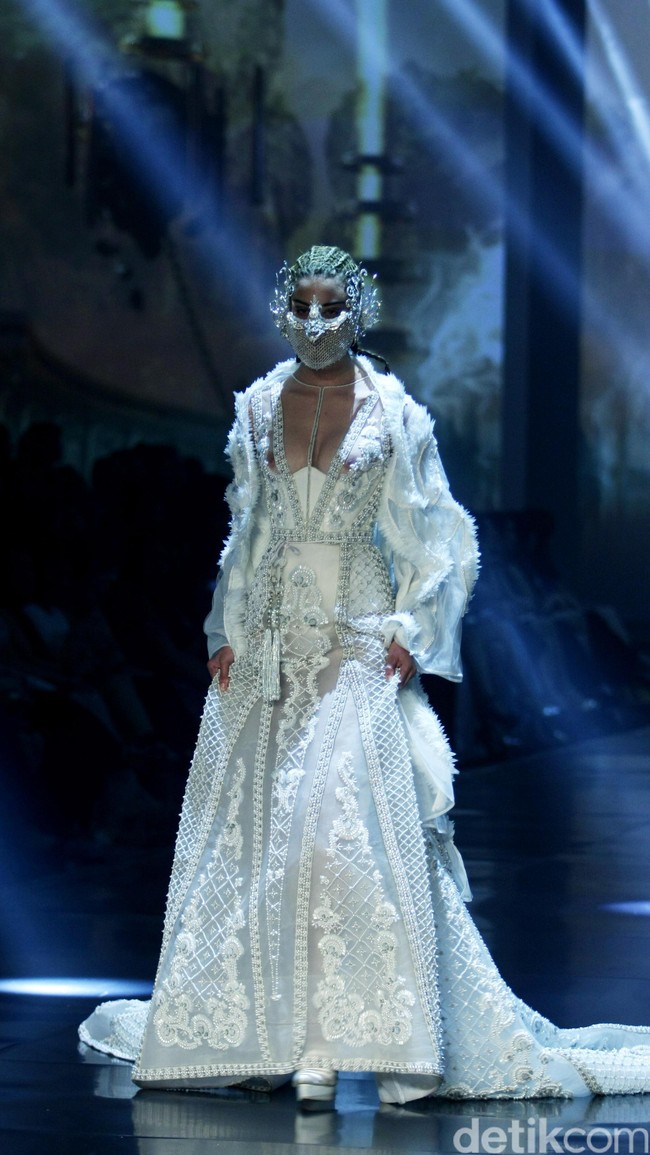 Tek Saverio mengangkat tema Absolutex di peragaan solo pertamanya yang bertempat di Hotel Raffles. Jakarta. [Foto: Mohammad/Wolipop]