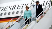 Kanselir Jerman Angela Merkel didampingi suaminya Joachim Sauer tiba di Bandara Internasional Chubu Centrair di Tokoname, Jepang. Ministry of Foreign Affairs of Japan/Handout via Reuters