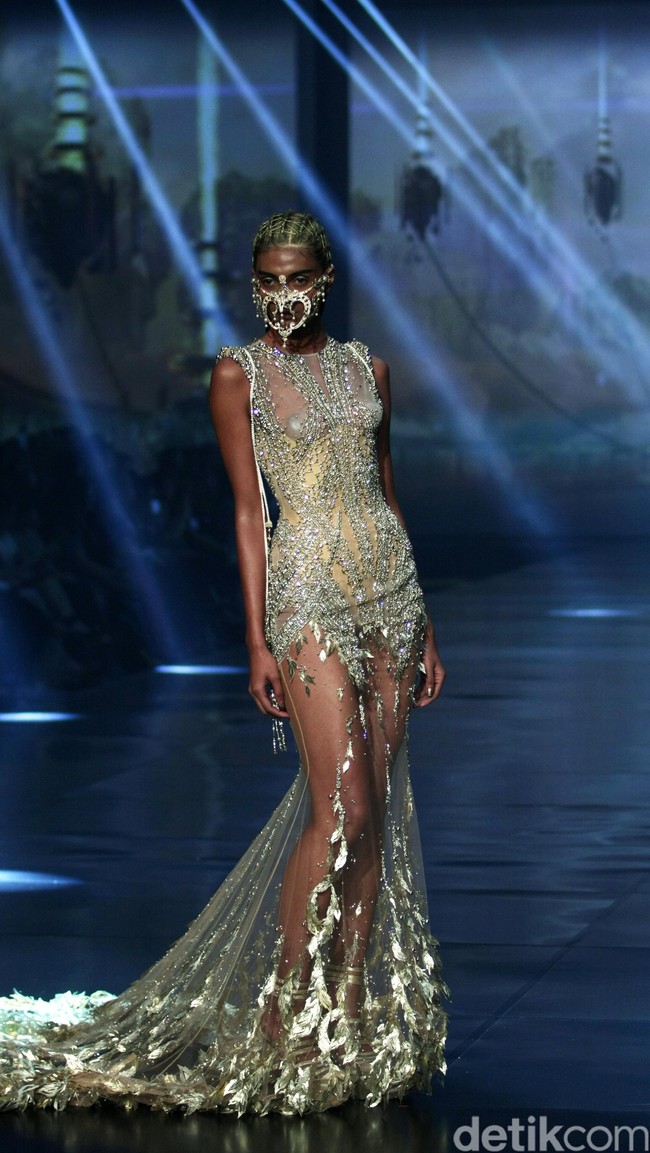 Tek Saverio mengangkat tema Absolutex di peragaan solo pertamanya yang bertempat di Hotel Raffles. Jakarta. [Foto: Mohammad/Wolipop]