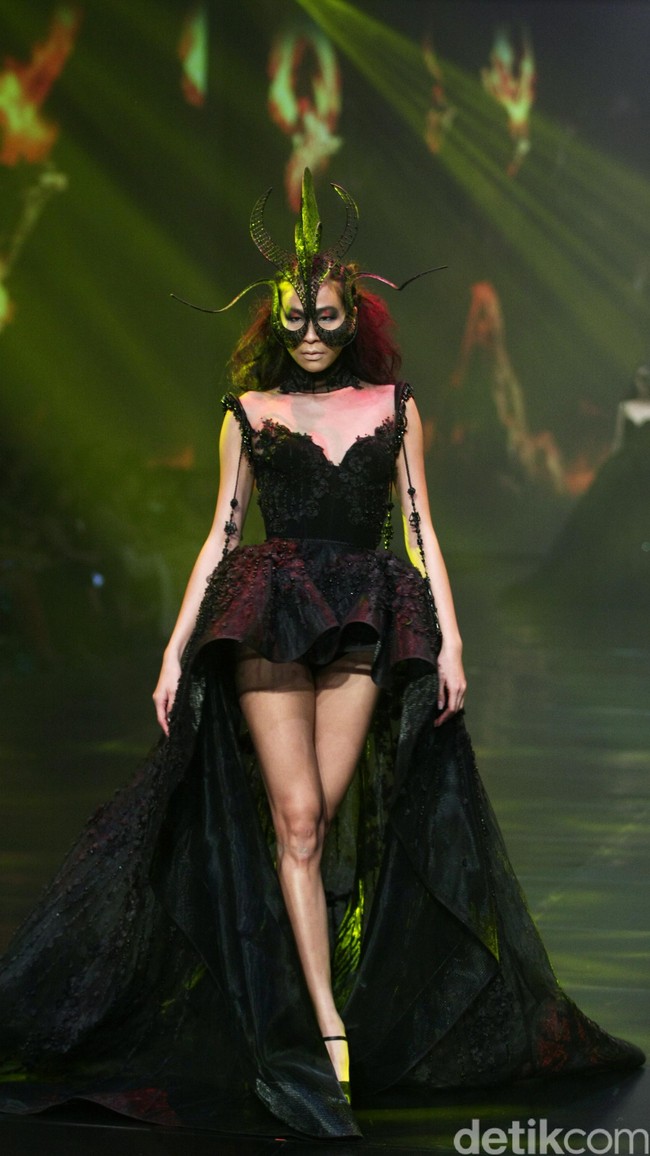 Tek Saverio mengangkat tema Absolutex di peragaan solo pertamanya yang bertempat di Hotel Raffles. Jakarta. [Foto: Mohammad/Wolipop]