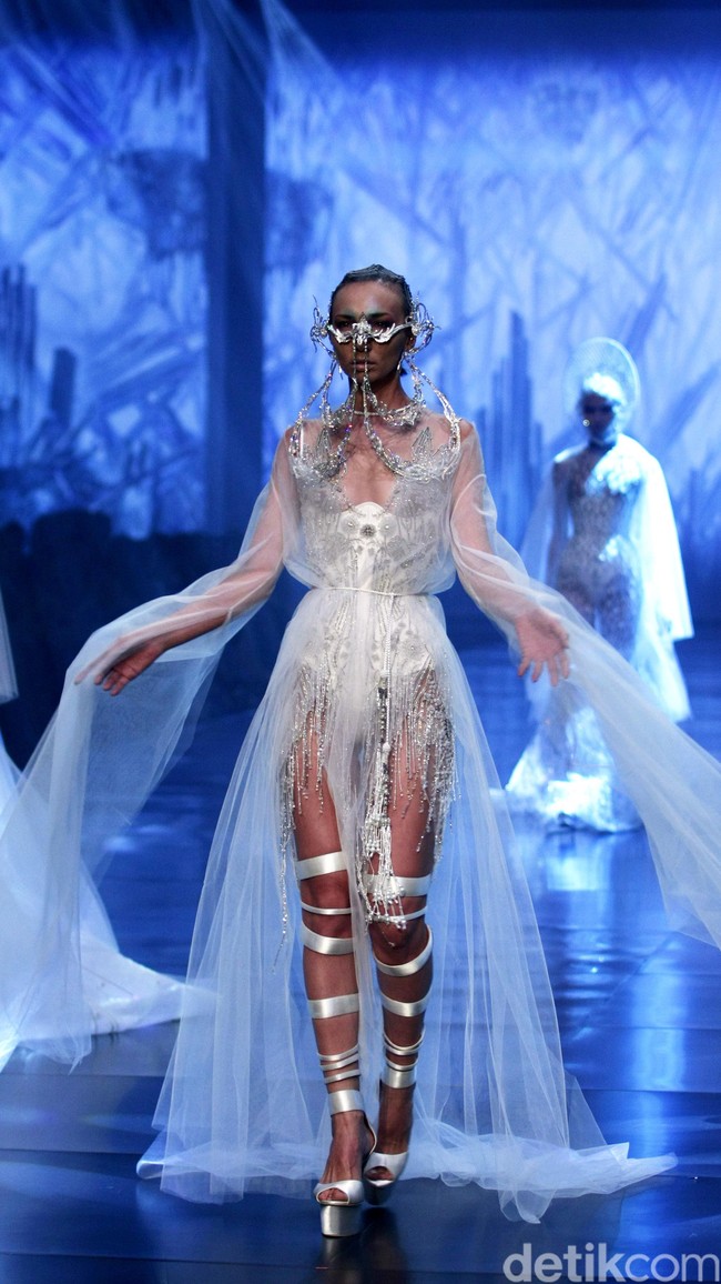 Tek Saverio mengangkat tema Absolutex di peragaan solo pertamanya yang bertempat di Hotel Raffles. Jakarta. [Foto: Mohammad/Wolipop]