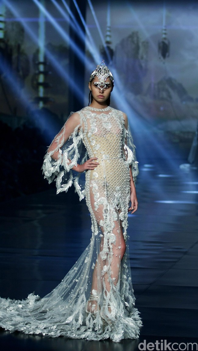 Tek Saverio mengangkat tema Absolutex di peragaan solo pertamanya yang bertempat di Hotel Raffles. Jakarta. [Foto: Mohammad/Wolipop]