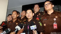 Asisten Pidana Umum Kejaksaan Tinggi (Kejati) DKI Jakarta M Nasrun memberi pernyataan pers di Gedung Kejati, Kamis(26/5/2016). 