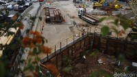 Pekerja mengerjakan proyek pembangunan MRT di Jakarta, Kamis (26/5/2016).