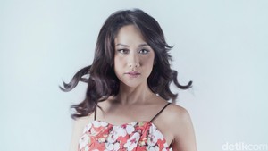 Karier BCL udah panjang banget di dunia film dan menyanyi. Pasutri Gaje, merupakan film drama komedi yang dibintangi oleh BCL. Tahun lalu, di dunia nyanyi ia juga kolaborasi bareng Diskoria, laleilmanino dalam lagu Badai Telah Berlalu. Dua pembuktian BCL terus relevan di industri. Foto: Asep Syaifullah