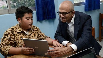 Nadella dikenal sebagai sosok yang tak pernah berhenti belajar dan bekerja keras. Dia mengaku hanya punya waktu luang selama 15 menit di pagi hari. Selebihnya untuk bekerja dan belajar. Walau berkutat dengan teknologi dan bisnis, Nadella ternyata gemar membaca dan menulis puisi. Baginya membaca puisi bagaikan menerjemahkan coding dalam ilmu komputer. Foto: microsoft