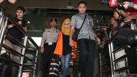 Tersangka kasus dugaan suap pengadaan pupuk urea tahun anggaran 2010-2012 yang juga Direktur Keuangan PT. Berdikari (Persero), Siti Marwa meninggalkan gedung usai menjalani pemeriksaan di KPK di Jakarta, Kamis (26/5).