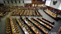 Banyak kursi kosong dalam paripurna dengan agenda pandangan fraksi-fraksi soal pembicaraan pendahuluan RAPBN 2017 dan pendapat fraksi-fraksi serta pengambilan keputusan RUU Tentang Penyelenggaraan Ibadah Haji dan Umrah menjadi RUU usul inisiatif DPR.
