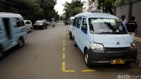 Dishub DKI membuat marka berwarna kuning sebagai batas Mikrolet 44 ngetem.